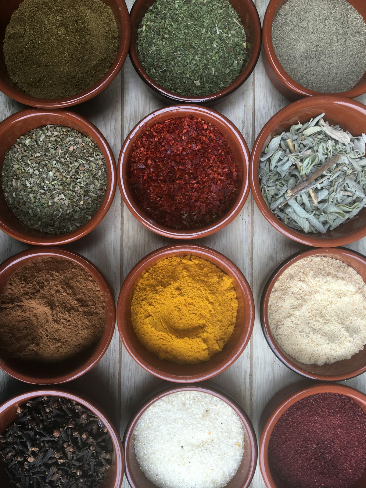 Especias de distintos colores en cuencos