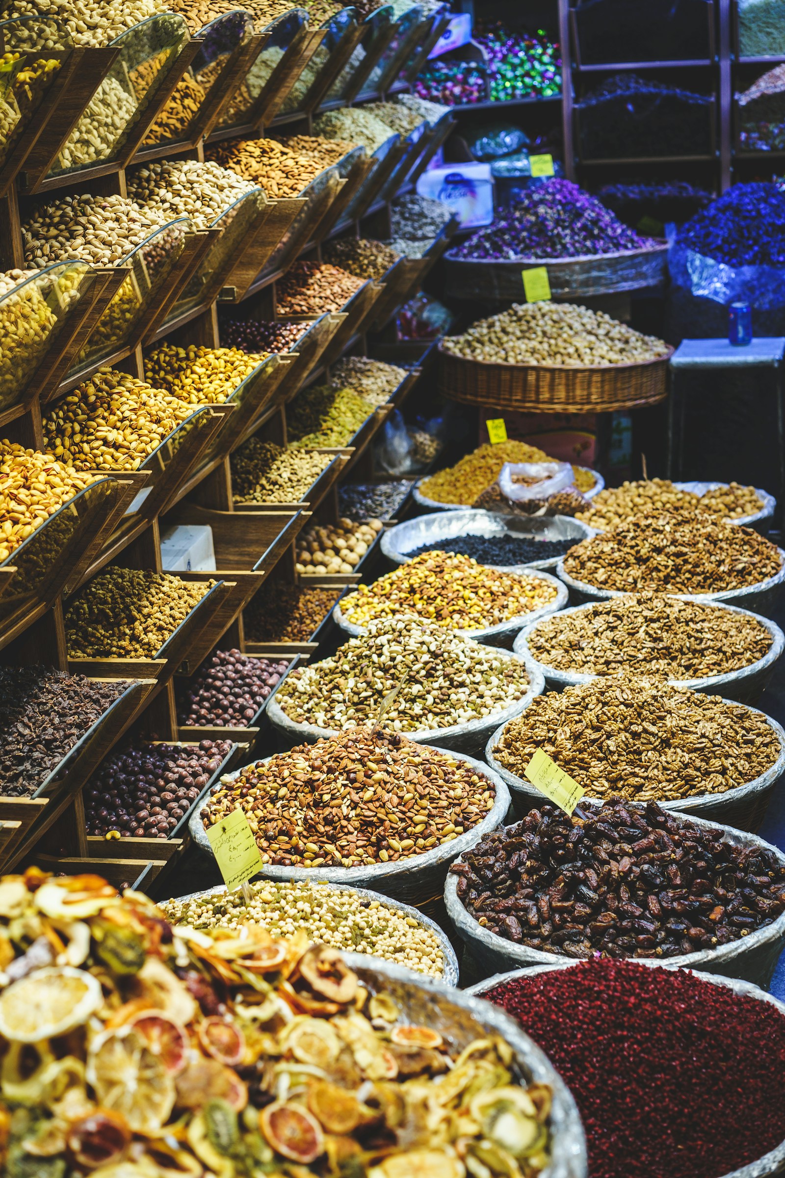 Surtido de frutos secos a granel en recipientes de mercado